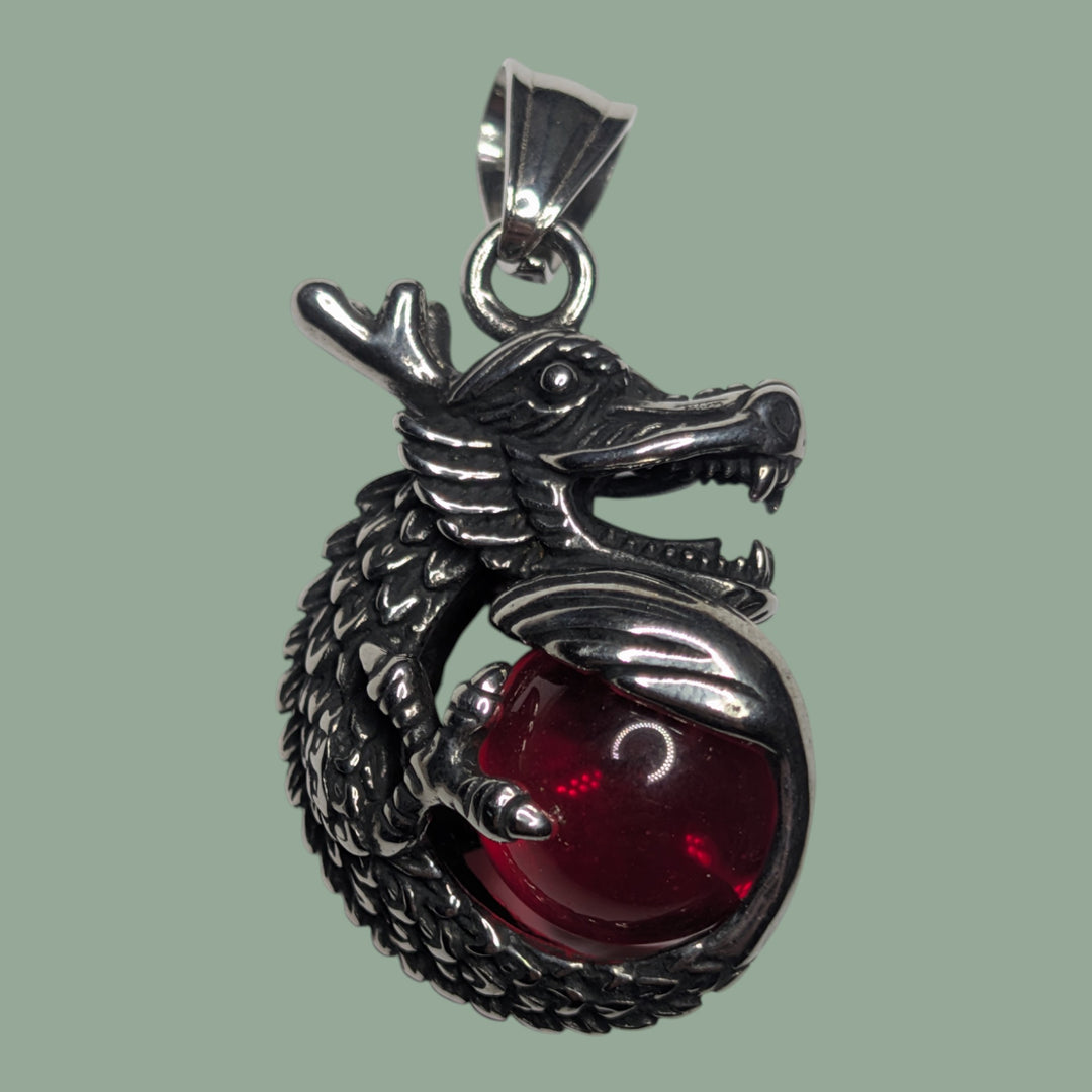Drache mit roter Kugel
