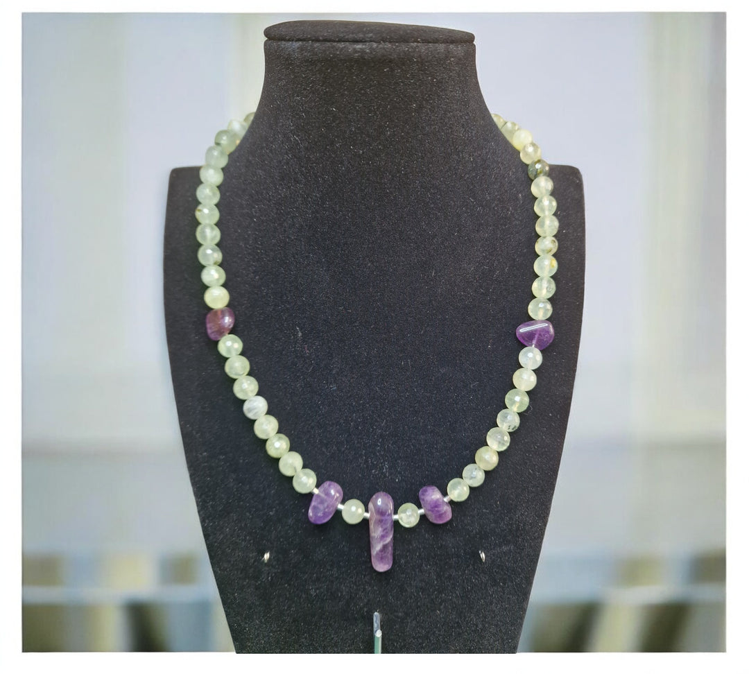 Elegante Halskette aus Prehnit und Amethyst Quarz - Sinnikäs