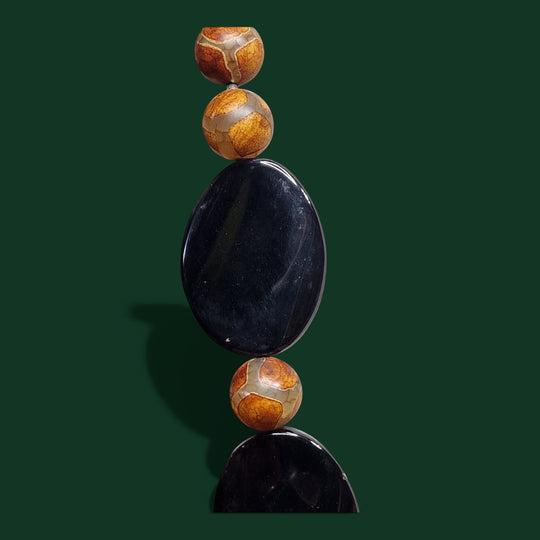 Eine auffällige Statement-Halskette mit ovalen schwarzen Onyx- und runden Tibet-Achatperlen sowie Akzenten aus 925er Silber.