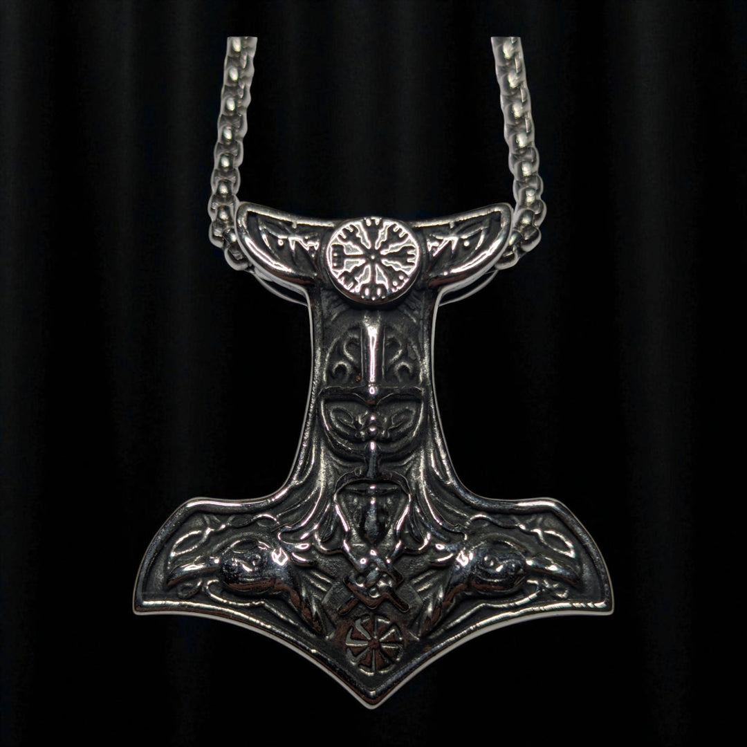 Thors Hammer (Mjölnir) mit Kriegergesicht
