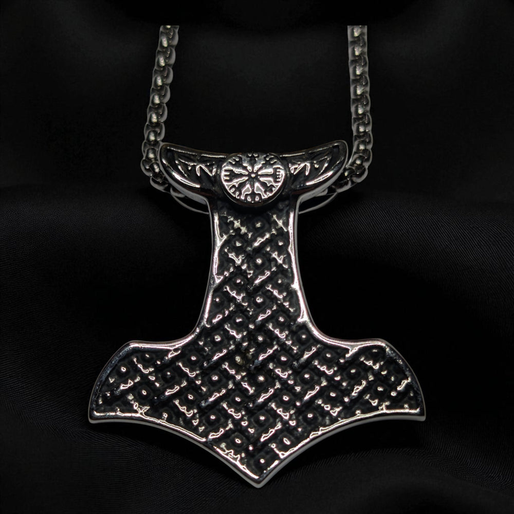 Thors Hammer (Mjölnir) mit Kriegergesicht