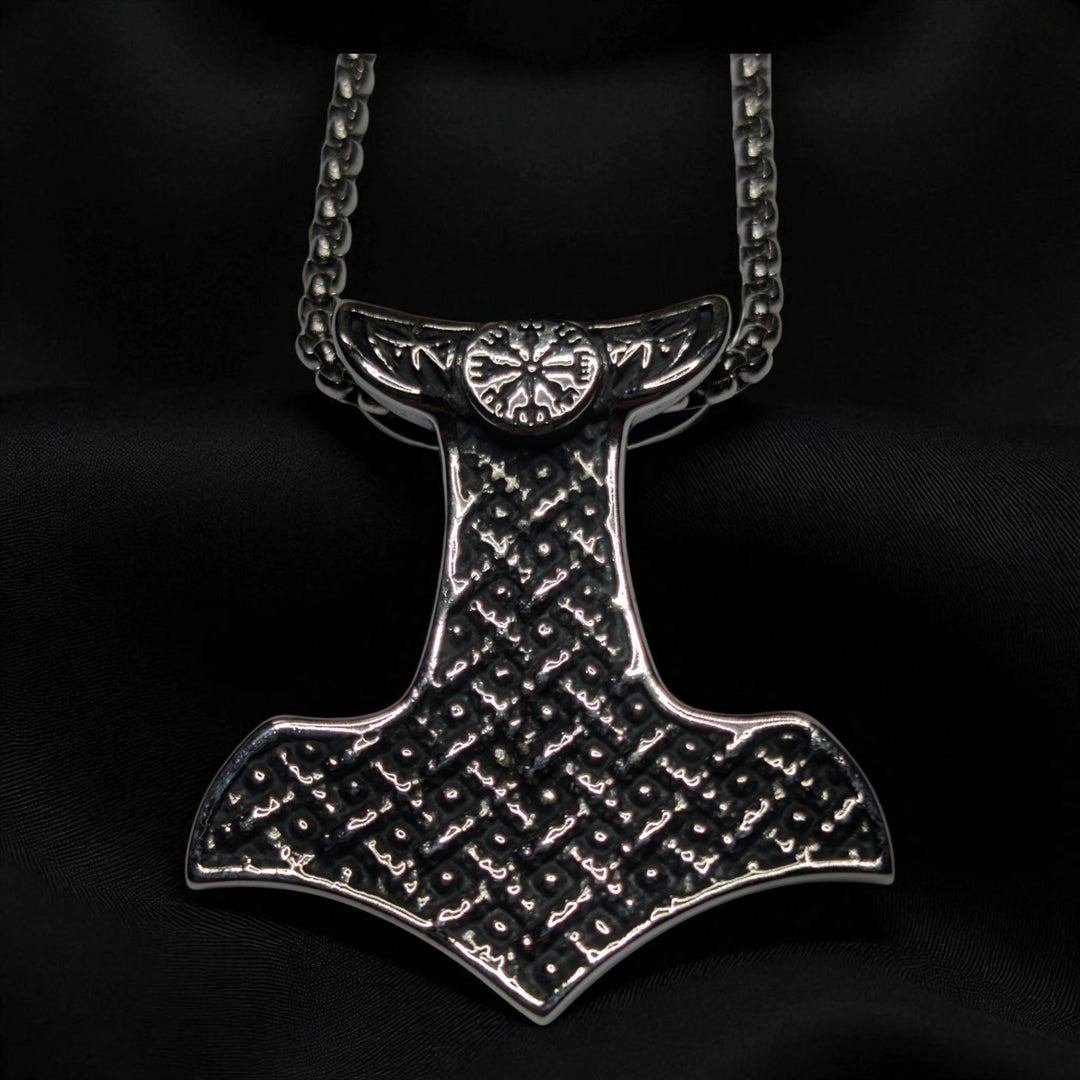 Thors Hammer (Mjölnir) mit Kriegergesicht