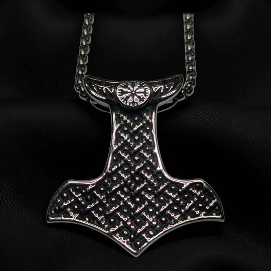 Thors Hammer (Mjölnir) mit Kriegergesicht