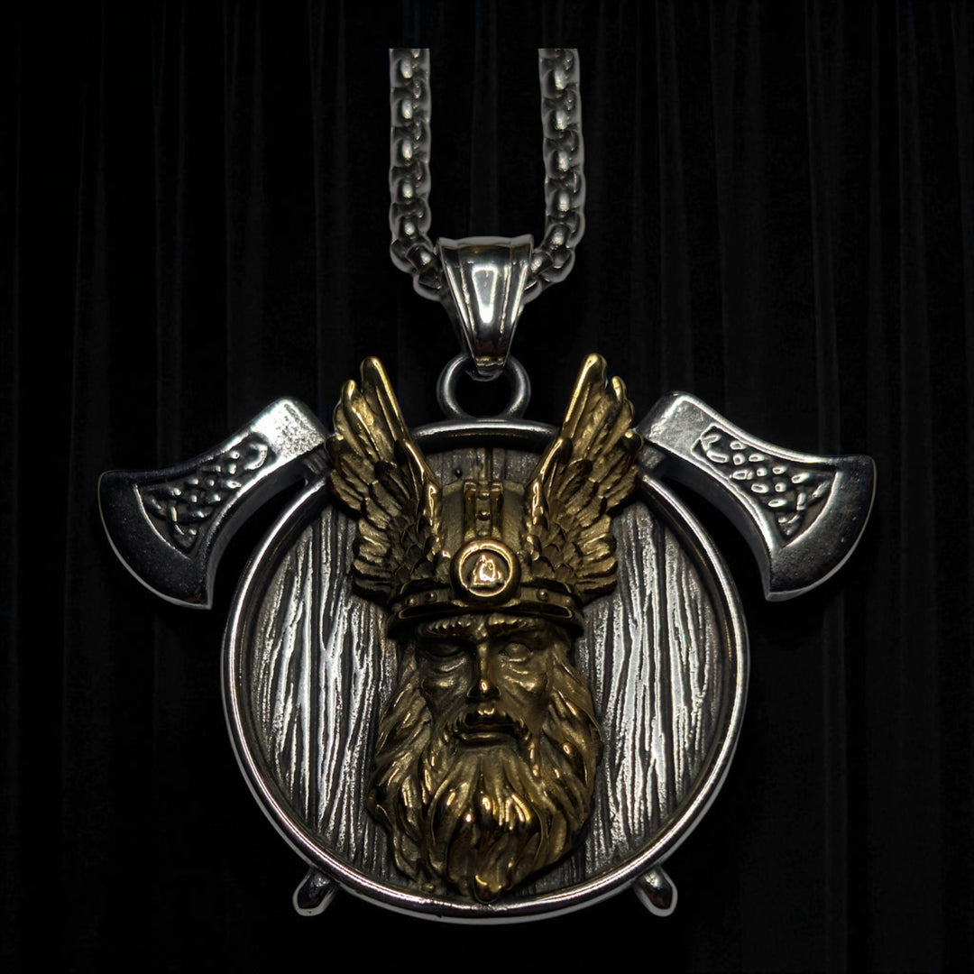 Odin-Kopf auf Schild mit Äxten