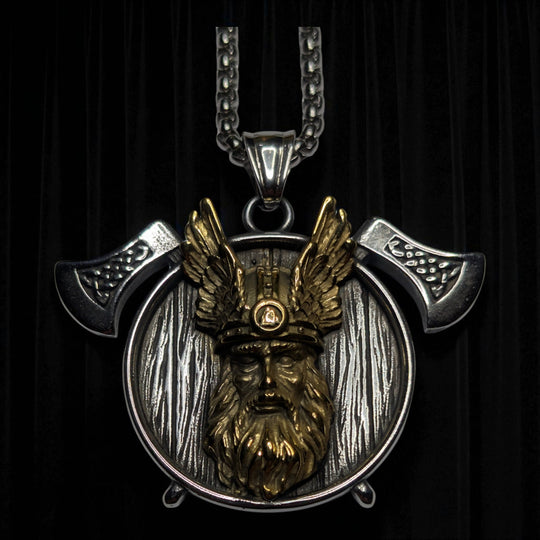 Odin-Kopf auf Schild mit Äxten