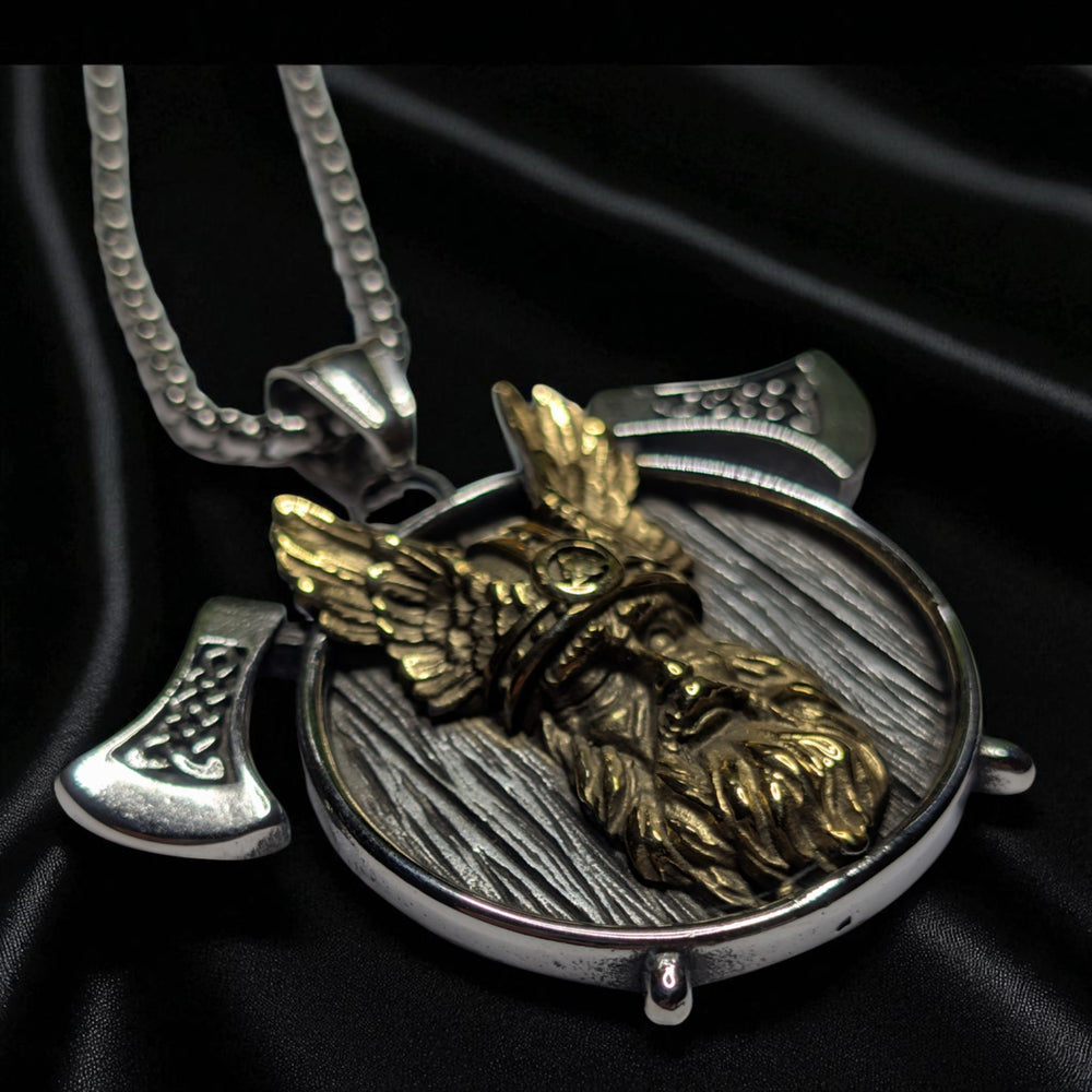 Odin-Kopf auf Schild mit Äxten