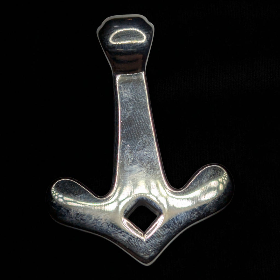 Thors Hammer (Mjölnir) mit Rabenschädel-Design