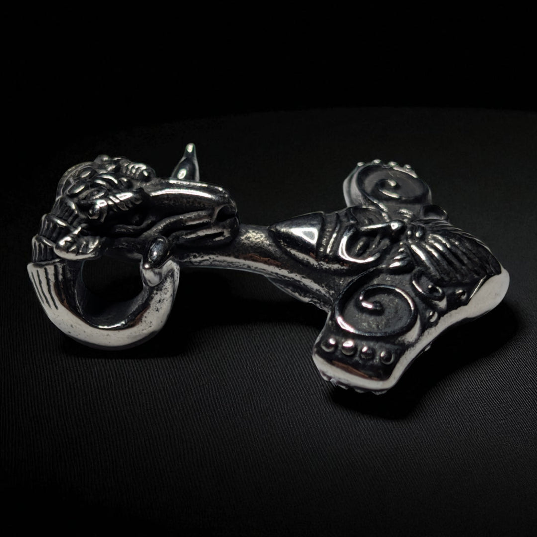 Thors Hammer (Mjölnir) mit Widderkopf-Design