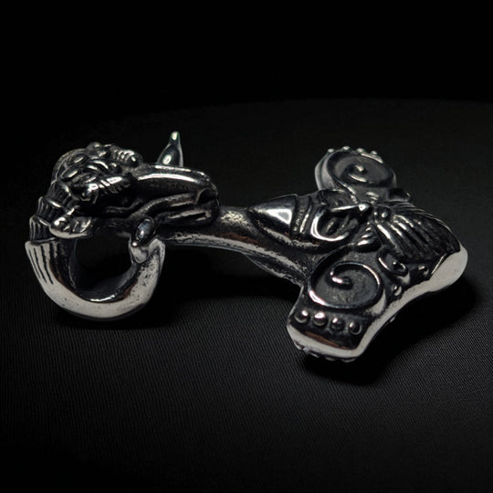 Thors Hammer (Mjölnir) mit Widderkopf-Design