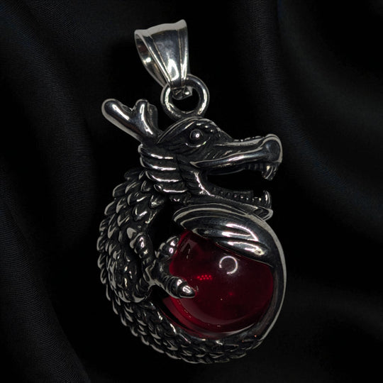 Drache mit roter Kugel