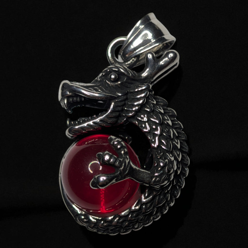 Drache mit roter Kugel