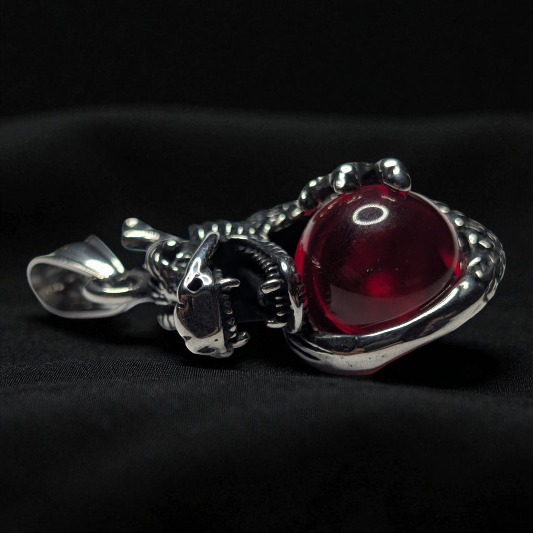 Drache mit roter Kugel