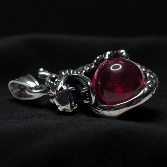 Drache mit roter Kugel