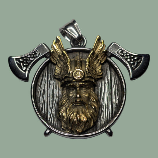Odin-Kopf auf Schild mit Äxten