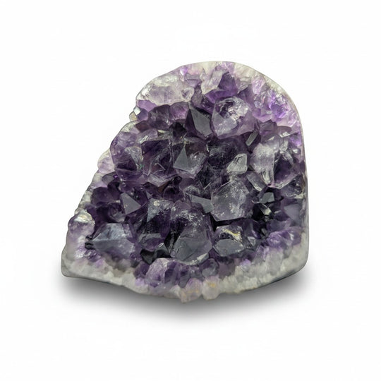 Eine beeindruckende Amethyst-Geode mit tiefvioletten Kristallen und rauer Oberfläche – ein natürliches Deko-Stück.