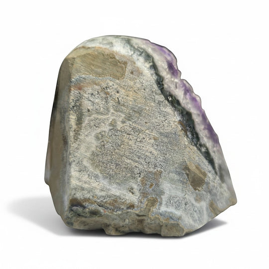 Eine beeindruckende Amethyst-Geode mit rauer Oberfläche und leuchtend violetten Kristallen im Inneren. Dekoration aus Naturstein.