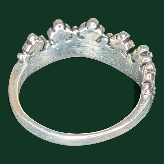 Schöner Ring aus Sterlingsilber mit einem detailreichen Blumenkranz-Motiv. Größe 56.