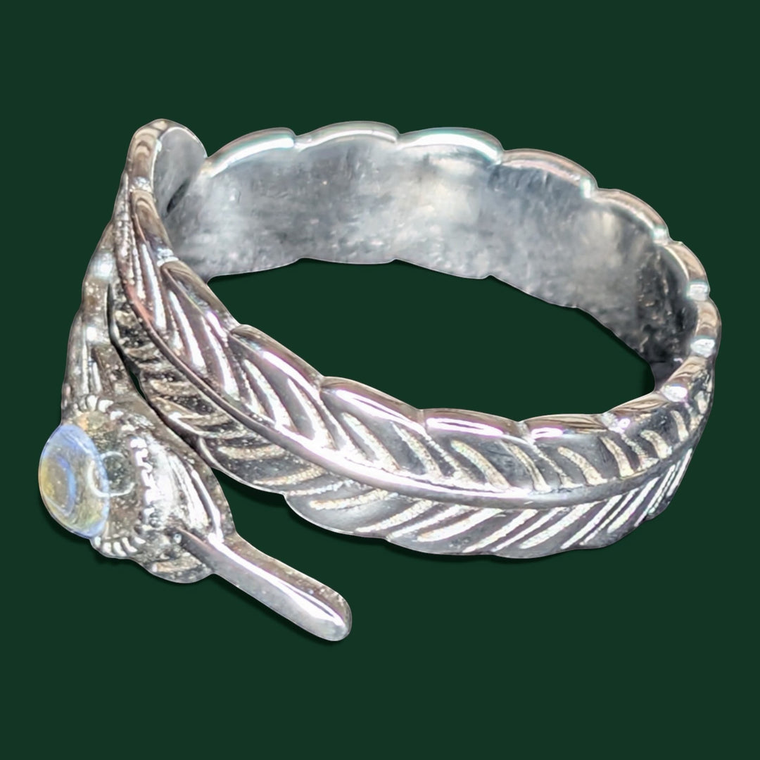 Schicker Wickelring aus Sterlingsilber mit Federmotiv und schillerndem Stein, größenverstellbar (53–55).