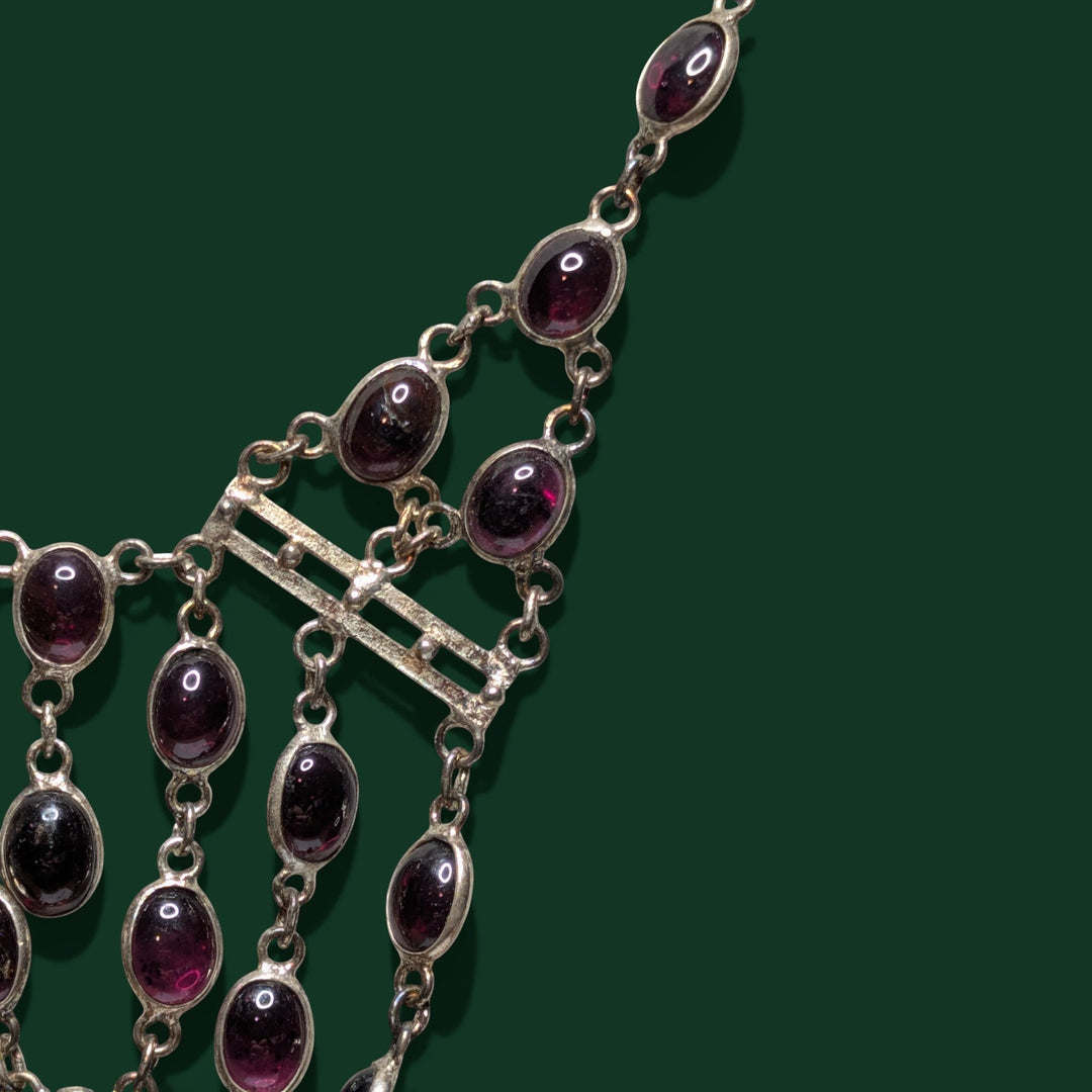 Eine elegante mehrsträngige Halskette mit ovalen, tiefroten Granaten, gefasst in 925 silber