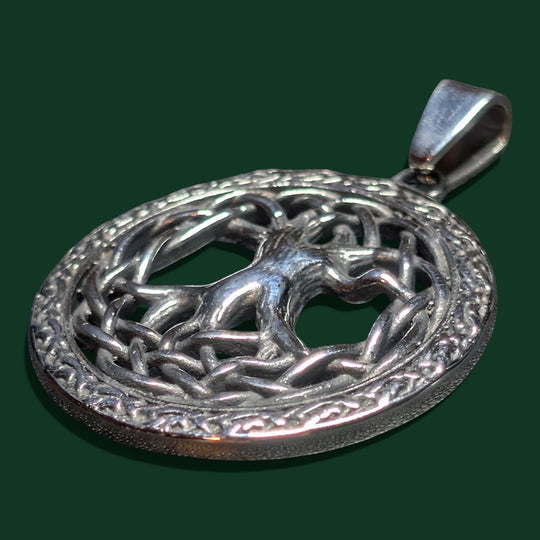 Sinnikäs Halskette mit einem silberfarbenen Anhänger aus Edelstahl in Form des keltischen Lebensbaums mit aufwendigen Knotenverzierungen.