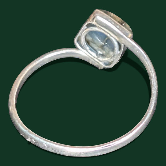 Ein stilvoller Ring aus Sterlingsilber mit einem quadratisch geschliffenen Labradorit, der blaue und grüne Schimmer reflektiert.