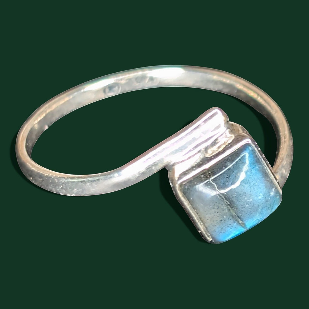 Ein stilvoller Ring aus Sterlingsilber mit einem quadratischen Labradorit, der blaue und grüne Schimmer reflektiert. Elegantes Design mit einem schlanken Ringband.