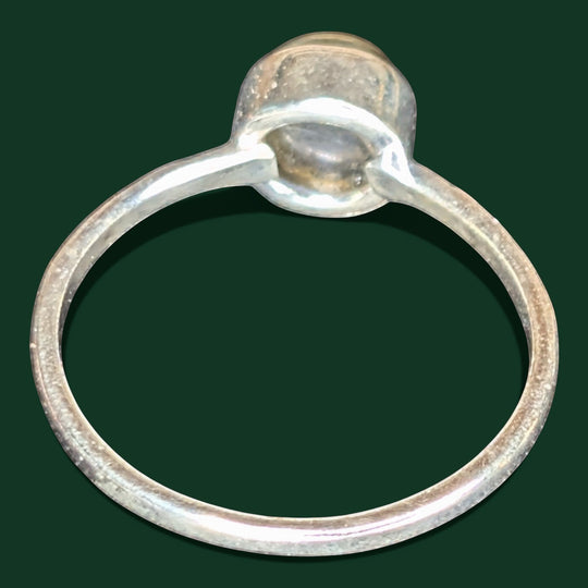 Schicker, minimalistischer Stapelring mit einem runden Labradorit-Edelstein, gefasst in Sterlingsilber. Strukturierter Ring.