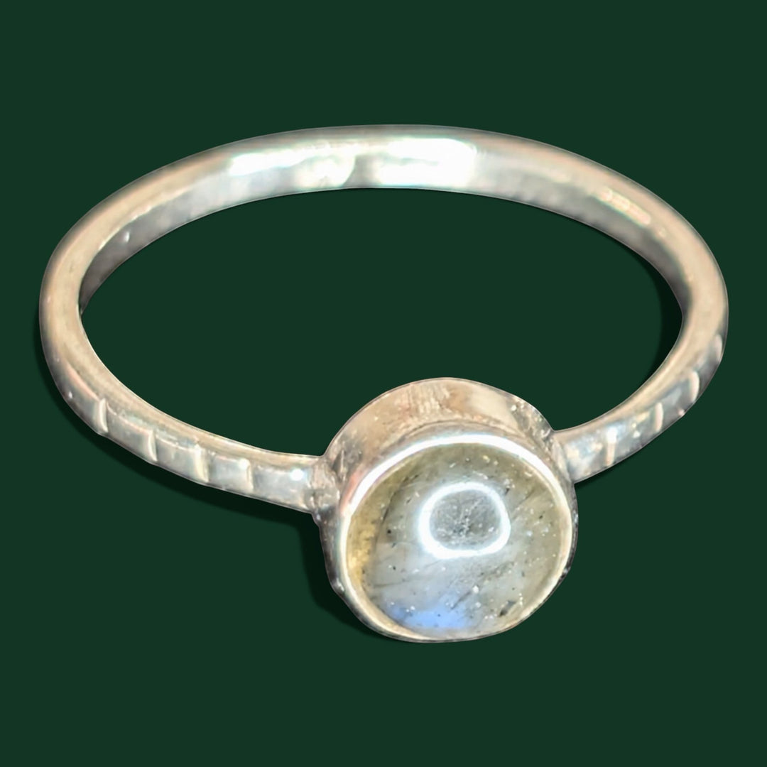 Schicker Stapelring aus Sterlingsilber mit einem runden Labradorit-Edelstein und strukturiertem Ringband. Größe 53.