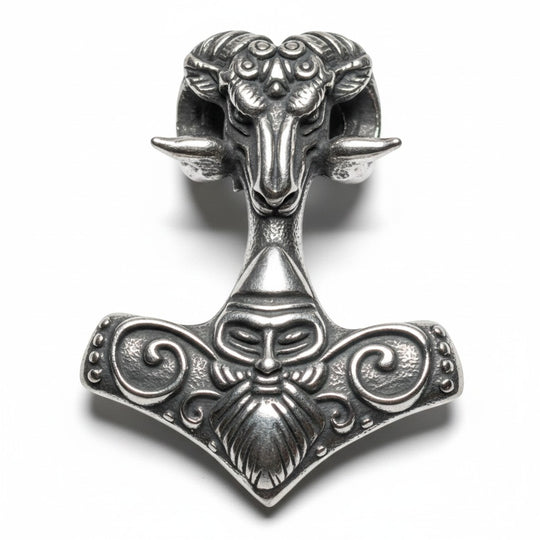 Schicker Thors-Hammer-Mjölnir-Anhänger aus silberfarbenem Edelstahl mit Widderkopf- und bärtigem Gesichtsmotiv.
