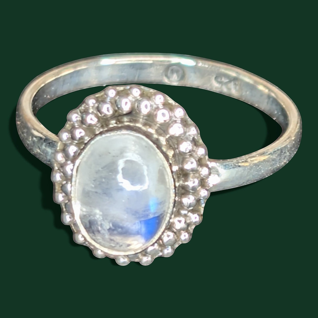 Schicker ovaler Mondsteinring aus Sterlingsilber mit geriffelter Fassung, der ein blaues Schillern zeigt.