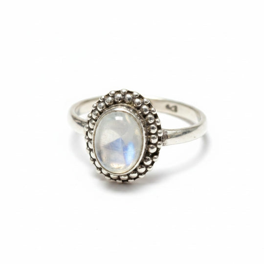 Schicker ovaler Mondsteinring aus Sterlingsilber mit einer geriffelten Fassung. Zeigt einen blau-weißen Schimmer.