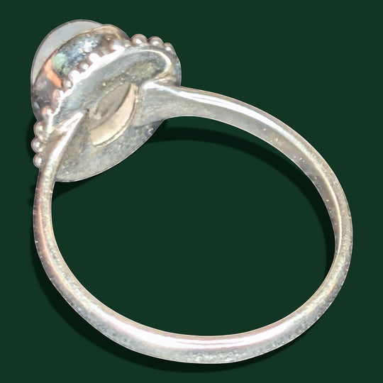 Schicker ovaler Mondsteinring aus Sterlingsilber mit geriffelter Fassung. Vintage-Charme und mystische Eleganz.