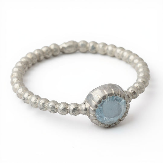Ein stilvoller Ring aus Sterlingsilber mit geriffeltem Band und einem hellblauen Edelstein als Akzent.