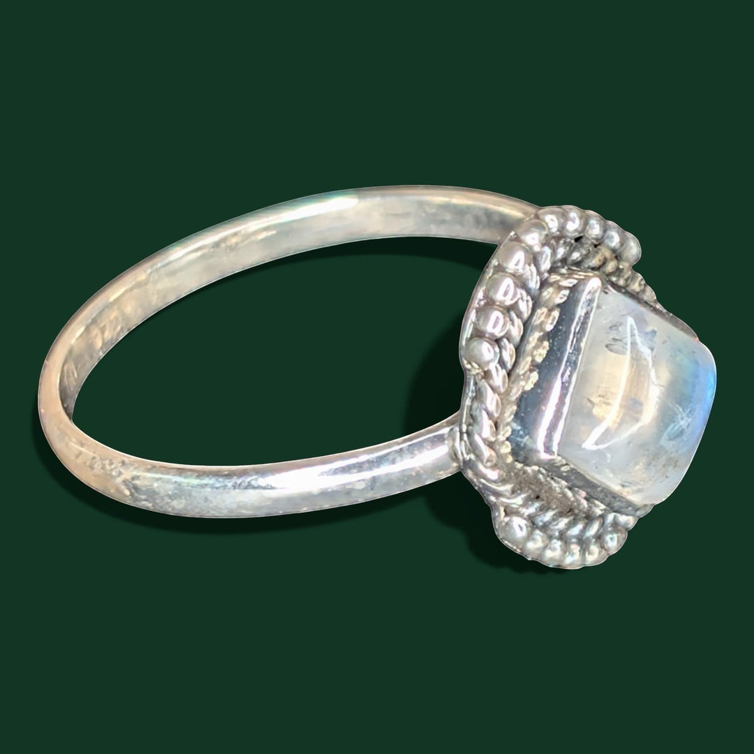 Schicker Ring mit quadratischem Regenbogen-Mondstein aus Sterlingsilber mit geflochtenem Band. Blaue und weiße Schimmer.