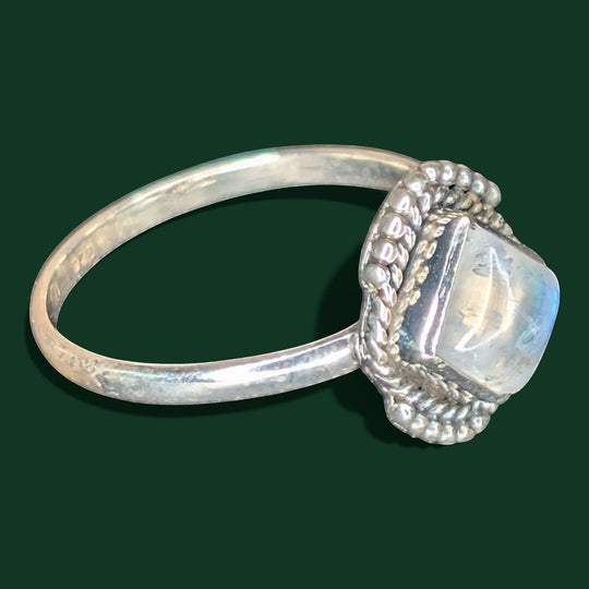 Schicker Ring mit quadratischem Regenbogen-Mondstein aus Sterlingsilber mit geflochtenem Band. Blaue und weiße Schimmer.