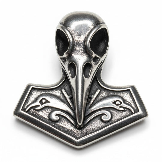 Schicker „Raven Skull Thor Hammer“-Anhänger aus poliertem Edelstahl mit aufwendig gestaltetem Raben-Schädel- und Mjölnir-Motiv, verziert mit Rabenköpfen und Wirbelmustern.