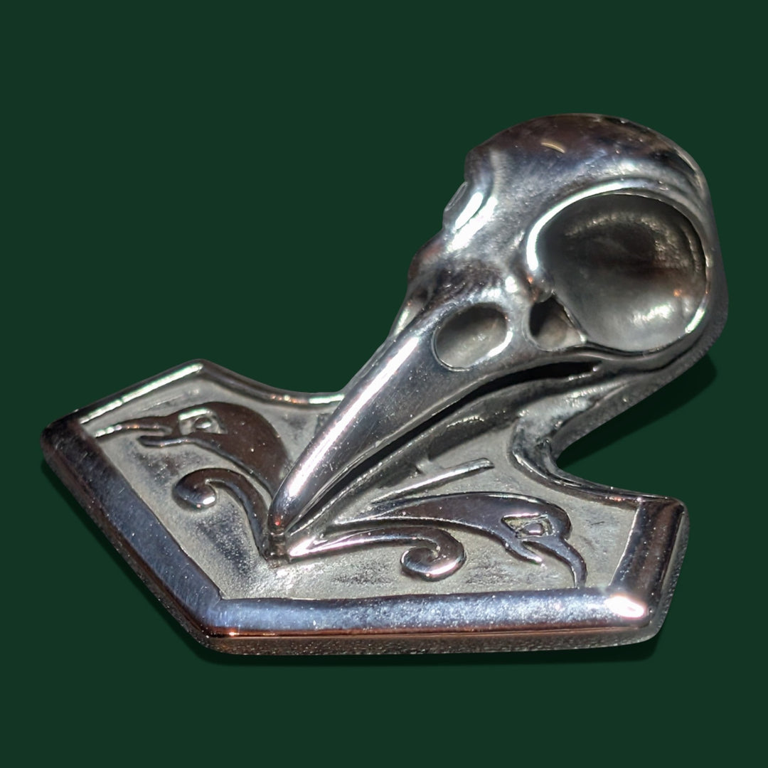 Schicker Raven-Skull-Thor-Hammer-Anhänger aus poliertem Metall mit filigranen Details und von den Wikingern inspirierten Motiven.