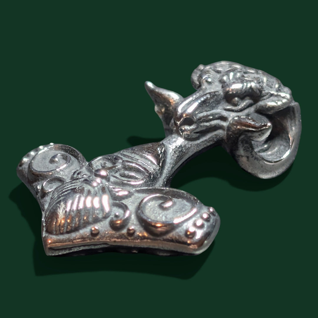 Schicker Thor-Hammer-Anhänger mit Widderkopf, aus Edelstahl mit antik-silberner Oberfläche.