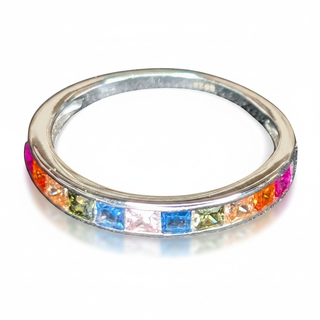 Schicker Ring aus Sterlingsilber mit quadratischen Regenbogen-Edelsteinen in Kanalfassung. Ideal zum Kombinieren oder als Blickfang.