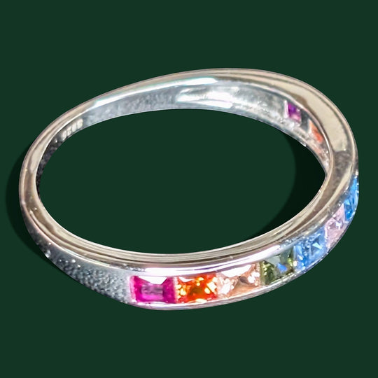 Schicker Ring aus Sterlingsilber mit quadratischen Regenbogen-Edelsteinen in Kanalfassung. Die Kanalfassung sorgt für maximalen Glanz.