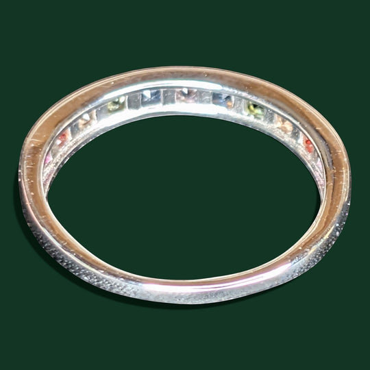 Schlichter Ring aus Sterlingsilber mit quadratisch geschliffenen Regenbogen-Edelsteinen in Kanalfassung. Polierte Oberfläche.