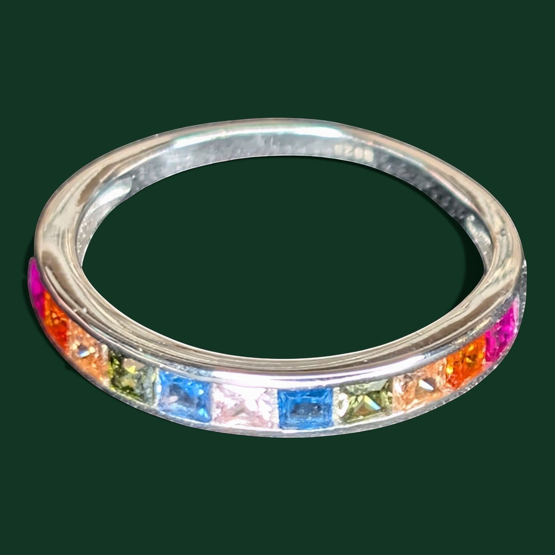 Schicker Ring aus Sterlingsilber mit quadratischen, regenbogenfarbenen Edelsteinen in Kanalfassung.