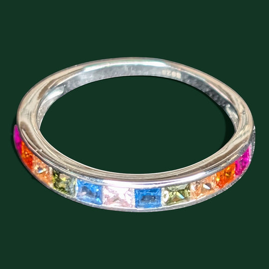Schicker Ring aus Sterlingsilber mit quadratischen, regenbogenfarbenen Edelsteinen in Kanalfassung.