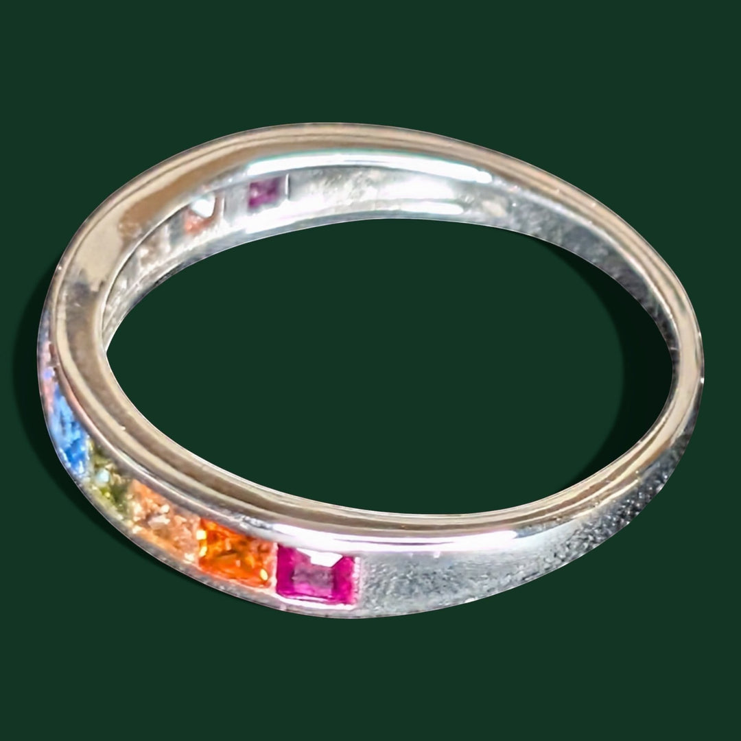 Schicker Ring aus Sterlingsilber mit quadratischen Regenbogen-Edelsteinen in Kanalfassung. Mit einer durchgehenden Reihe leuchtender, facettierter Steine.