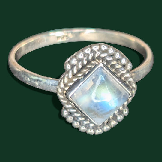 Schicker Ring aus Sterlingsilber mit quadratischem Regenbogen-Mondstein und geflochtener Fassung, Größe 57.