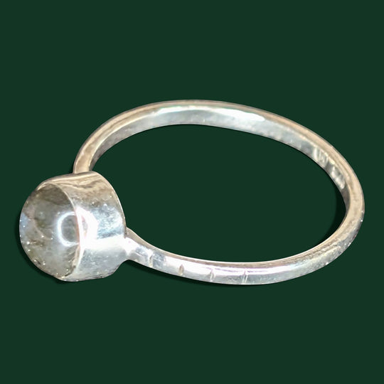 Schlichter, minimalistischer Stapelring aus Sterlingsilber mit einem runden Labradorit-Edelstein und strukturiertem Ringband. Größe 53.