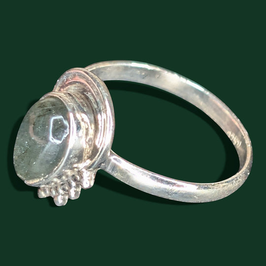 Ein stilvoller Ring aus Sterlingsilber mit einem hellgrünen, ovalen Labradorit-Edelstein und aufwendigen Verzierungen am Ringband.