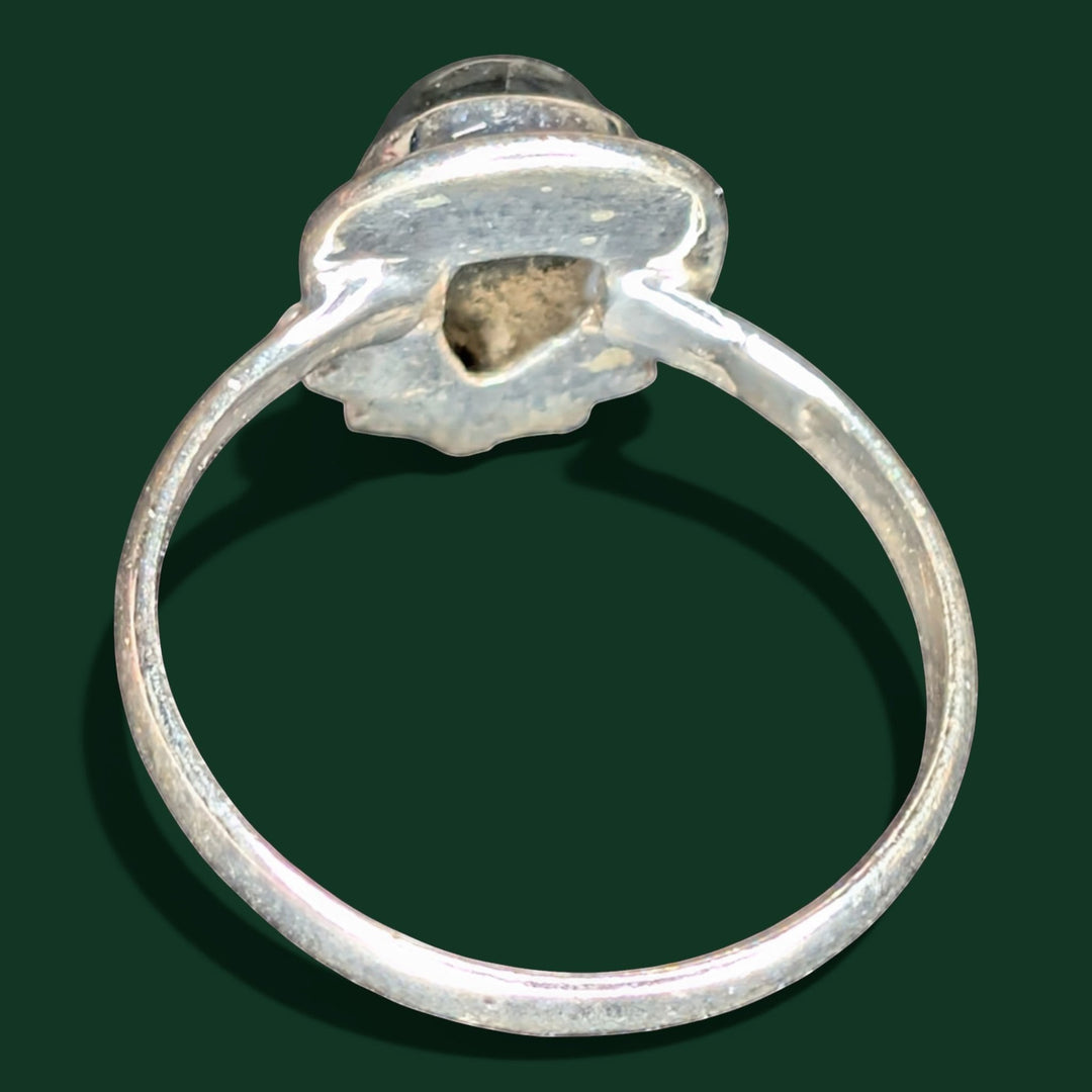 Schicker Ring aus Sterlingsilber mit einem facettierten, pfeilförmigen Labradorit-Edelstein. Design im böhmischen Stil.
