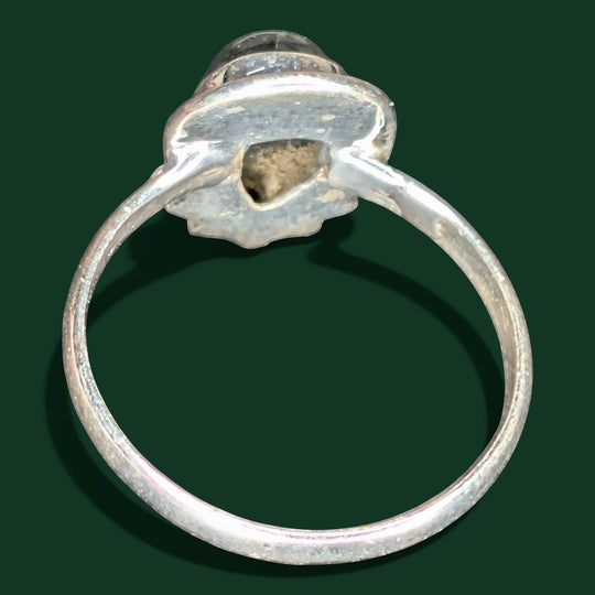 Schicker Ring aus Sterlingsilber mit einem facettierten, pfeilförmigen Labradorit-Edelstein. Design im böhmischen Stil.