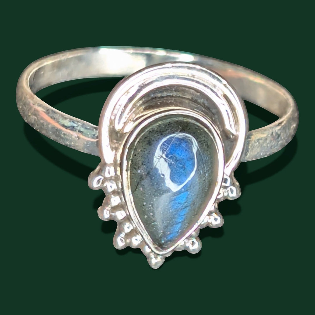 Ein stilvoller Ring aus Sterlingsilber mit einem tropfenförmigen Labradorit-Edelstein, der sich durch ein unkonventionelles Design und filigrane Details auszeichnet.